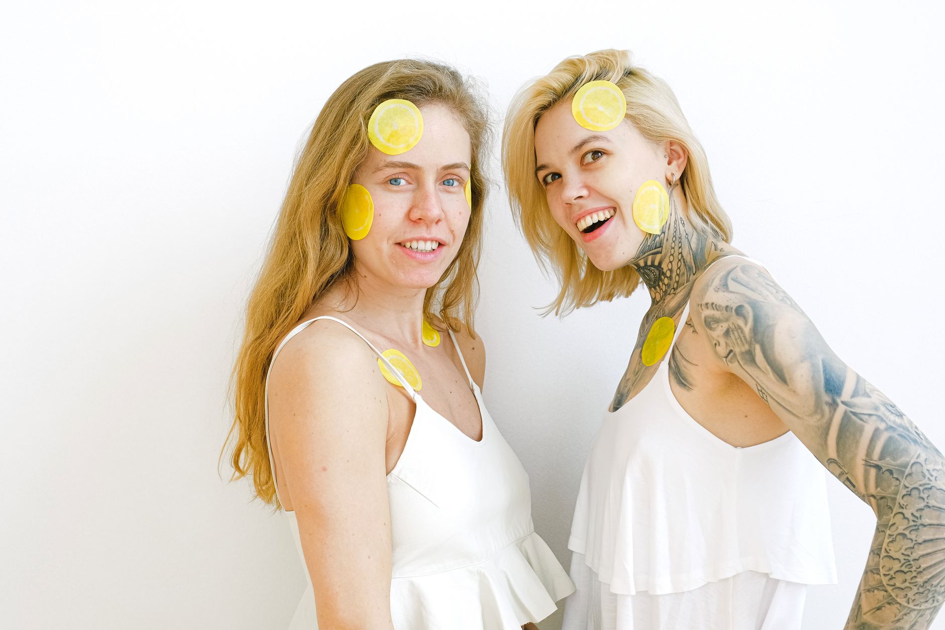 Femmes souriantes explorant ensemble de nouveaux produits de bien-être